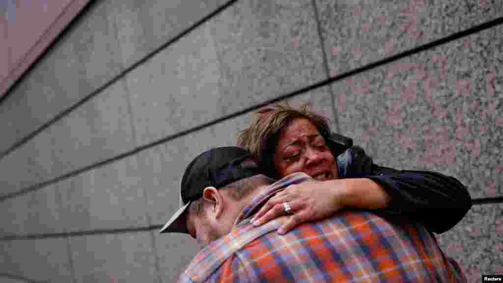 Zagrljaji i suze radosnice nakon što je Chauvin proglašen krivim za ubistvo Georgea Floyda.