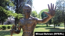 Spomenik Brusu Liju nije dugo opstao, pa je tako nakon vandalskih oštećenja, sedam godina bio sklonjen, te je 2013. ponovno vraćen na svoje mjesto na Španskom trgu u Mostaru.