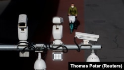 Oprema se kupuje za ukupno 30 objekata, koji obuhvataju predškolske ustanove, osnovne i srednje škole u 12 opština na teritoriji Kosova. (Foto: Sigurnosne kamere kineskih kompanija Dahua Technology i Hikvision u Pekingu, Kina, 11. maja 2020.)