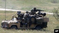 Militari britanici din Brigada 16 de asalt aerian participă la exercițiul militar „Swift Response 22” în Macedonia de Nord, mai 2022 (Imagine de arhivă).