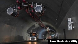 Crnogorska Vlada 8. jula je objavila da je Crna Gora smanjila kineski dug za gradnju dijela autoputa. (Foto: Građevinski radnici rade na autoputu koji povezuje grad Bar na jadranskoj obali Crne Gore sa susednom Srbijom; autoput Bar-Boljare, u blizini Kolašina, 11. maja 2021.)