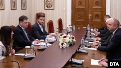 Пол Ахърн (в средата вляво) и посланик Херо Мустафа по време на срещата с екипа на президента Румен Радев на 2 юни 2021 г.