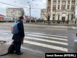 Silviu Roșu-nak meg kell kérdezni a több gyalogost, hogy mikor vált zöldre a lámpa, mert nincs hangjelzés.