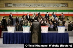 Lideri suprem, Ajatollah Ali Khamenei duke votuar në zgjedhjet presidenciale.
