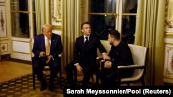 Novoizabrani predsednik SAD Donald Tramp, francuski predsednik Emanuel Makron i ukrajinski predsednik Volodimir Zelenski, Pariz, 7. decembar 2024.