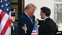 Президент США Дональд Трамп приветствует президента Франции Эмманюэля Макрона в Белом доме, Вашингтон, 24 февраля 2025 года