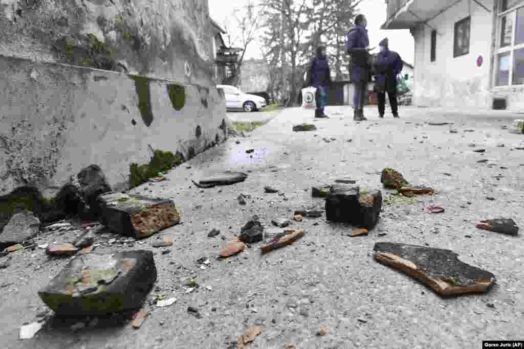 Stanovnici pregledavaju štetu uzrokovanu zemljotresom u Sisku u Hrvatskoj, u ponedjeljak, 28. decembra 2020. (AP Photo)