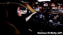 Një grua duke vozitur veturën në Arabinë Saudite.