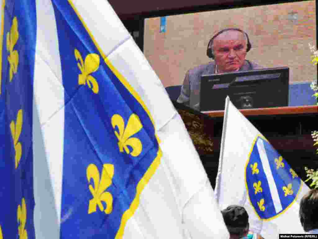 Na skupu pod nazivom ¨Svi smo mi svjedoci¨ okupili su se građani Sarajeva da uživo prate ročište o izjašnjavanju Ratka Mladića o krivici pred Haškim sudom, 04.07.2011. Foto: RSE / Midhat Poturović 