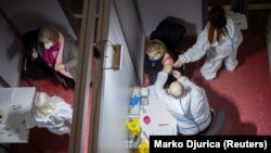 Za sve starije od 40 godina koji se vakcinišu, paraćinska građevinska firma obezbedila je 4.000 dinara, a za mlađe od 40 taj iznos je 6.000 dinara (na fotografiji vakcinisanje u Nišu)