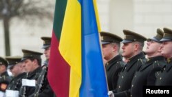 Pripadnici vojske drže zastave na dan ceremonije dobrodošlice ukrajinskom predsjedniku Volodimiru Zelenskom u Vilniusu, Litvanija, 10. januara 2024. 