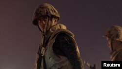 Египетски војник го слуша говорот на Хосни Мубарак