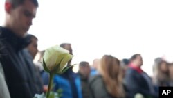 Učenici drže bijelo cvijeće ispred zgrade suda tokom presude na suđenju roditeljima dječaka koji je 2023. godine u pucnjavi u školi ubio devet učenika i obezbjeđenja u Beogradu, Srbija, ponedjeljak, 30. decembra 2024. 