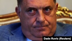 U prvoj reakciji nakon podnesene prijave CIK-a, Milorad Dodik (na fotografiji, fotoarhiv) je medijima kazao kako "ima više od 30 tužbi protiv njega".