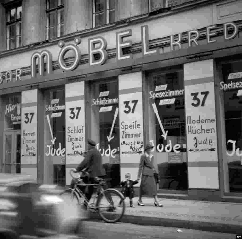 Слово &quot;жид&quot; написано на витринах берлинского магазина