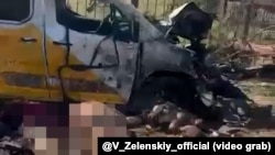 Тела гражданских жителей у уничтоженного автомобиля «Укрпочты»