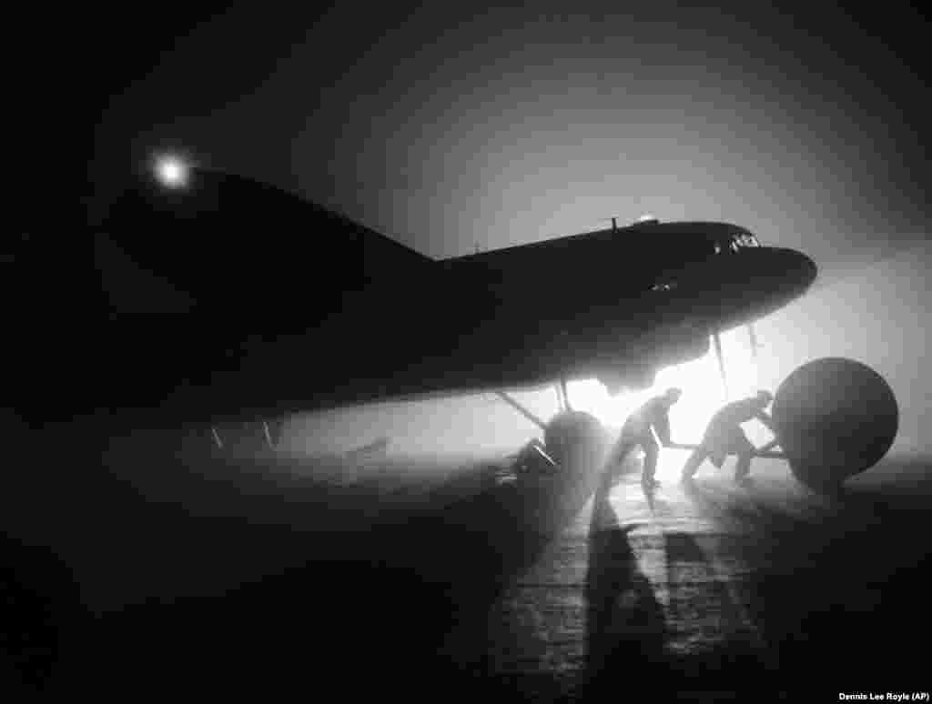 Жизненоважно е значението на &quot;Операция водопроводчик&quot;, както е наречено поделение на Кралските военновъздушни сили в Хонингтън, Великобритания. Шест самолета&nbsp;C-47 имат основната задача да доставят до Германия резервни части за останалите самолети от &quot;въздушния мост&quot;.