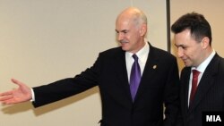 Премиерите на Македонија и Грција Никола Груевски и Јоргос Папанреду на средбата во Брисел