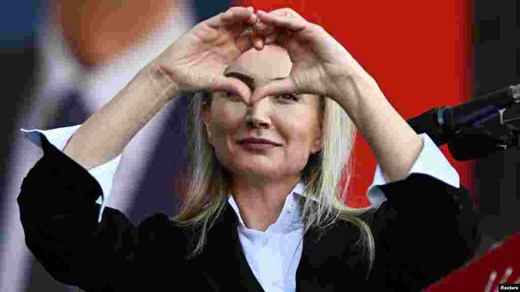 A tüntetésen a tömeg éljenzése közepette felolvasták Ekrem İmamoğlu levelét. „Nem félek, mögöttem és mellettem álltok. Nem félek, mert a nemzet egységes. A nemzet egységes az elnyomó ellen” – állt a levélben.A fotón a bebörtönzött isztambuli polgármester felesége, Dilek İmamoğlu látható, aki szintén felszólalt a március 29-ei demonstráción