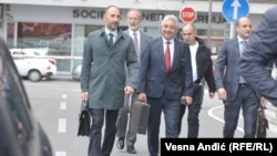 Bivši predsednik Opštine Grocka Dragoljub Simonović (u sredini), koji je optužen da je naložio paljenje kuće Jovanovića, prilikom dolaska u sud