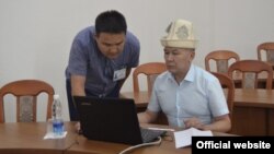 Баллотирующийся в президенты Арстанбек Абдылдаев сдает тест по кыргызскому языку. 27 июля 2017 года.