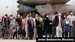Qytetarët afganë që janë evakuuar nga Kabuli mbërrijnë në një bazë ajrore jashtë Madridit, Spanjë, 24 gusht 2021. 