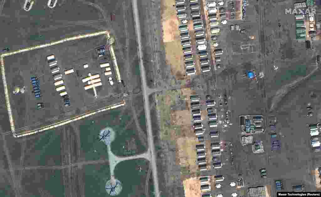 Теренски болнички шатори&nbsp; за време на распоредувањето на руските воени сили во областа за обука Опук, во близина на црноморскиот брег на Крим, на 15 април 2021 година