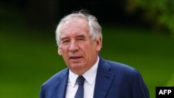 Francois Bayrou se consideră „un om de la țară”, care s-a întors în zona muntoasă a Pirineilor ca să fie primar de comună, chiar și după zeci de ani în politica de la Paris. El este un apropiat al președintelui Macron încă de când acesta a venit la putere.