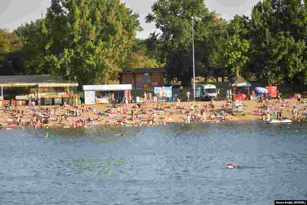 Dok lekari i meteorolozi savetuju da se izbegava izlazak na otvoreno i direktno izlaganje suncu, na &bdquo;beogradskom moru&ldquo;, Adi Ciganliji jezero i sportski tereni prepuni su ljudi.