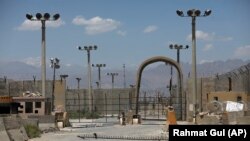 Поглед на портата кон аеродромот Баграм, 25 јуни 2021 година