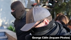 Bogdan Peșchir a venit la Parchet cu cagulă, ochelari de soare și șapcă.