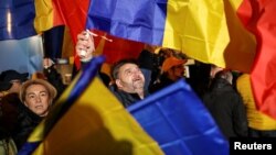 Suporteri AUR la sediul de campanie al formațiunii, din București, pe 1 decembrie, în ziua „parlamentarelor”