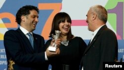 Redatelj Danis Tanović i producenti Amra Bakšić Čamo i Čedomir Kolar poziraju fotografima na filmskom festivalu u Berlinu nakon što je njihov film "Epizoda u životu berača željeza" osvojio Srebrnog medvjeda - Veliku nagradu žirija na 63. Berlinaleu, februar 2013.