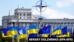 Флаги Украины и ЕС на Европейской площади в Киеве, 2023 год