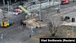 Vatrogasci i spasioci na lokaciji u Kijevu na koju su ruske snage izvele vazdušni napad, 18. januar 2025. 