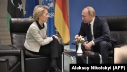 Președinta CE speră că Rusia își va spori livrările în perspectiva unei ierni cu facturi mari pentru europeni, Moscova își joacă propriile cărți pentru dominație pe piața europeană a gazelor. În imagine, Ursula von der Leyen și Vladimir Putin în timpul unei întâlniri din 2020.