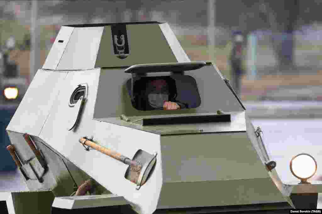 Лесно оклопно возило од ерата на Втората светска војна. Во февруари, министерот за одбрана Сергеј Шојгу објави дека на парадата на Црвениот плоштад ќе учествуваат 15.000 војници и 375 воени возила и авиони.