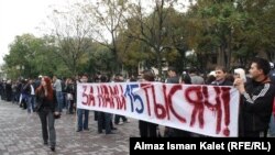 Пикет владельцев и работников игорных заведений у здания парламента, Бишкек, 29 сентября 2011 г.