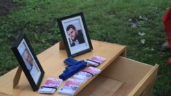 Нощно шкафче, подготвено за протеста от българи в Монреал.