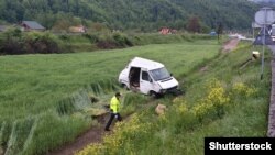 Egy rendőr egy közlekedési baleset helyszínén Körösfeketetó közelében 2013-ban