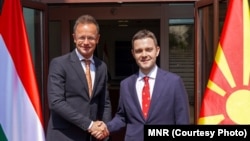 Makedonski šef diplomatije Timčo Mucunski i njegov mađarski kolega Peter Szijjarto u Skoplju, 13. juna 2025.