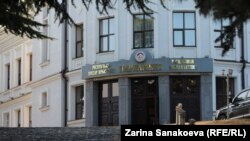 О чем конкретно говорили, выяснить не удалось, депутаты ссылались на то, что слушания объявлены закрытыми