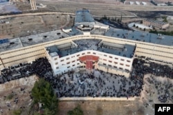 Në këtë pamje nga lart shihen njerëzit duke hyrë me forcë në burgun Sajdnaja, më 9 dhjetor 2024.