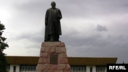 Памятник Абаю Кунанбаеву в Алматы.