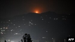 O rachetă de semnalizare se ridică în aer deasupra dealului din apropierea orașului principal din districtul Poonch, pe 7 mai 2025.