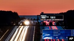 Napfelkelte német autópályán (Képünk illusztráció)