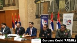 Egy a Koszovóval fennálló kapcsolat rendezéséről szóló kerekasztal-beszélgetés Belgrádban, középen Marko Đurić. 