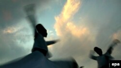 Дервиши исполняют свой традиционный танец. Стамбул, 11 августа 2007 года. 