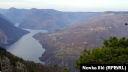 I Crni kanjon i kanjon Tare (na fotografiji) imaju brojne vidikovce i još mnogo drugih sličnosti poput planinskih i veštačkih jezera, stare pruge