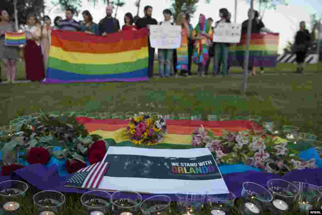 Aktivisti drže zastave u duginim bojama tokom bdijenja za žrtve u Tbilisiju, Gruziji.